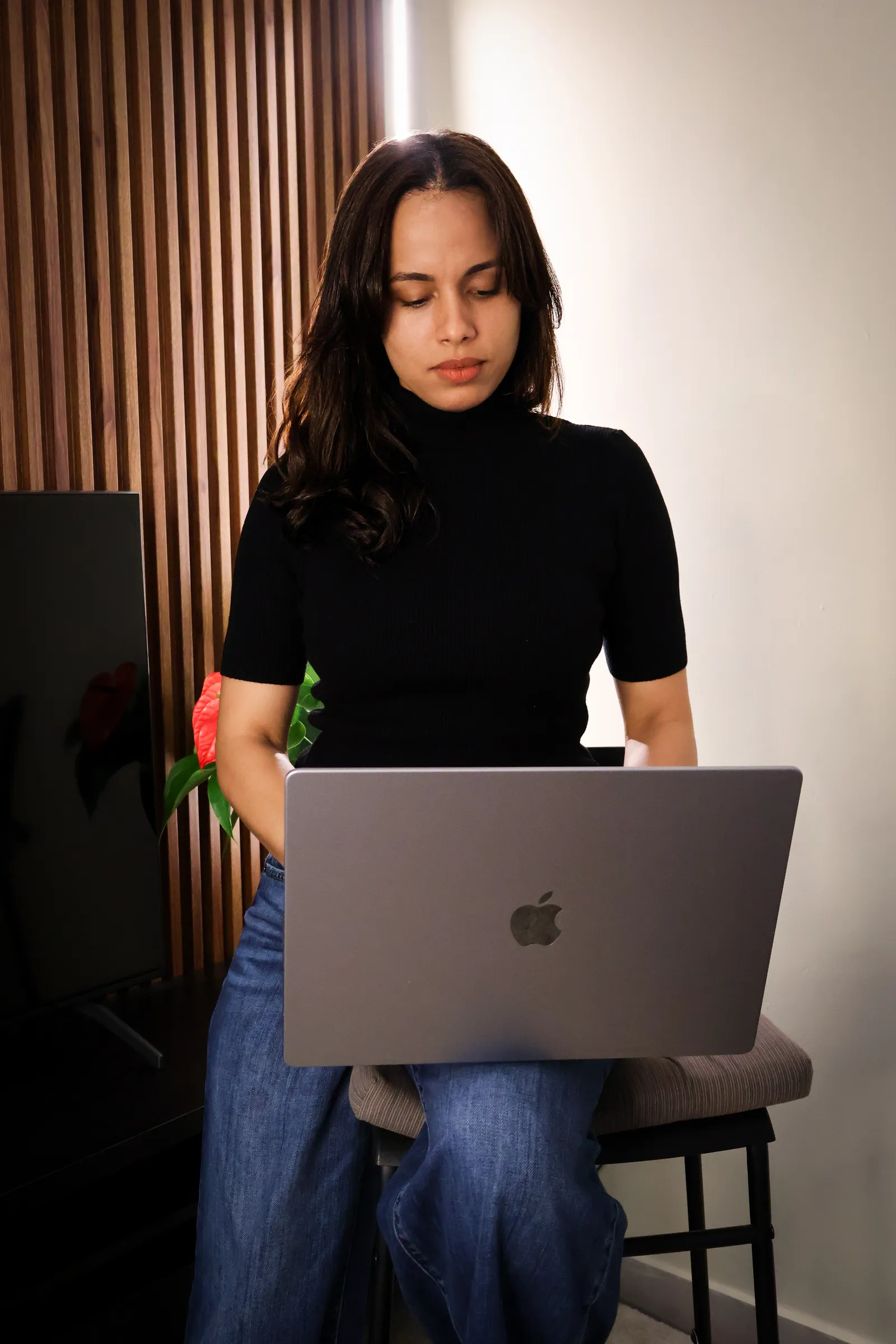 Daniela Sánchez trabajando en su laptop